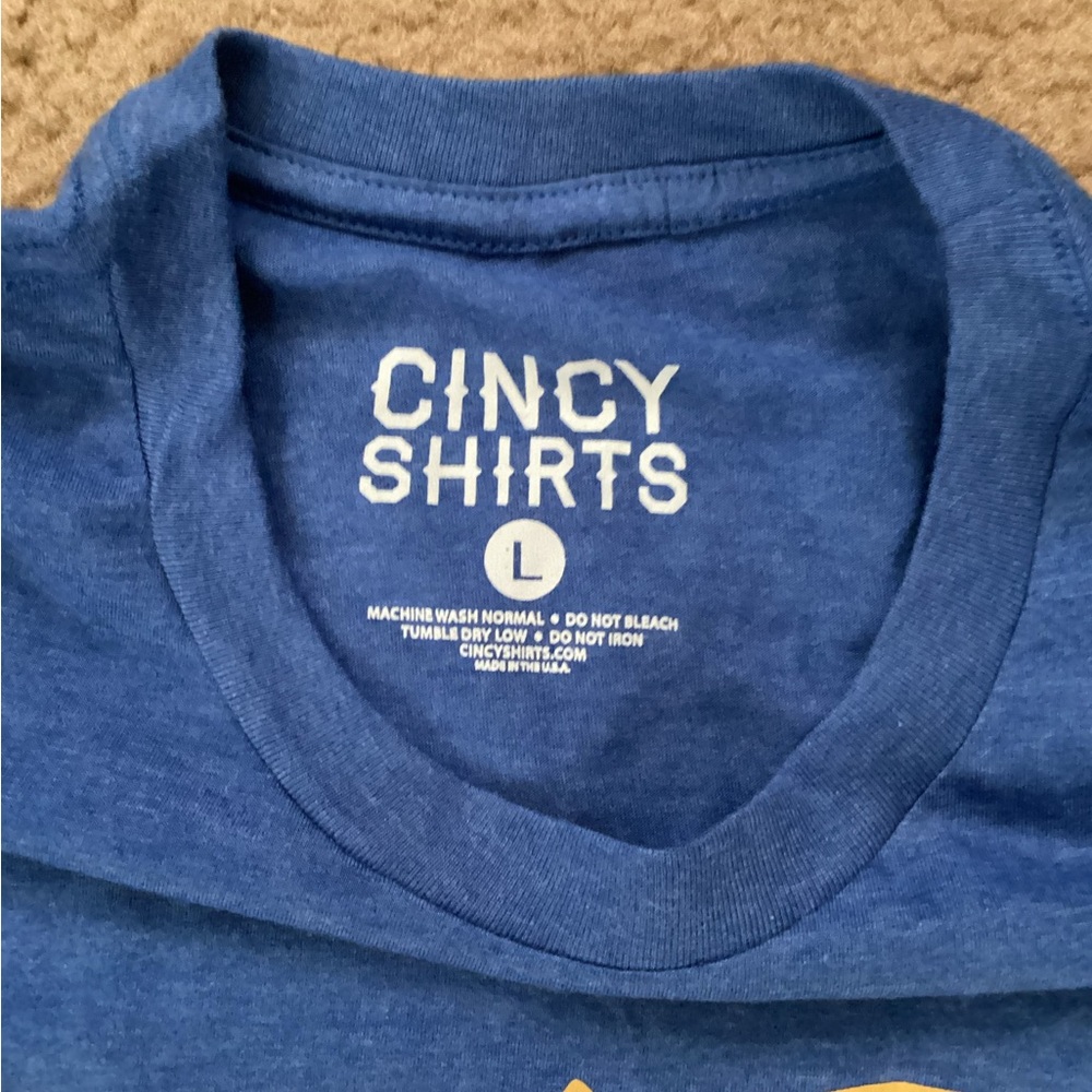 NWOT Cincy Stands With Ukraine T-shirt Size L - Picture 3 of 3